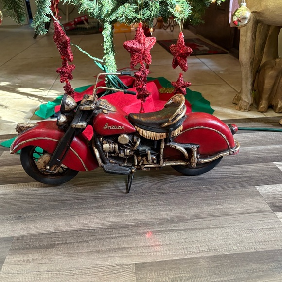 Indian Sculpture Motorcycle 1940s. It has real rubber wheels. 24in long. - Picture 2 of 5
